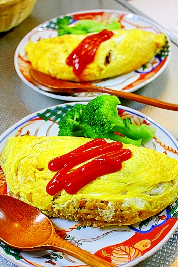 丸皿に盛り付けたオムライス