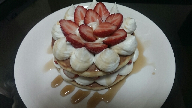 いちごのショートケーキ風ホットケーキ