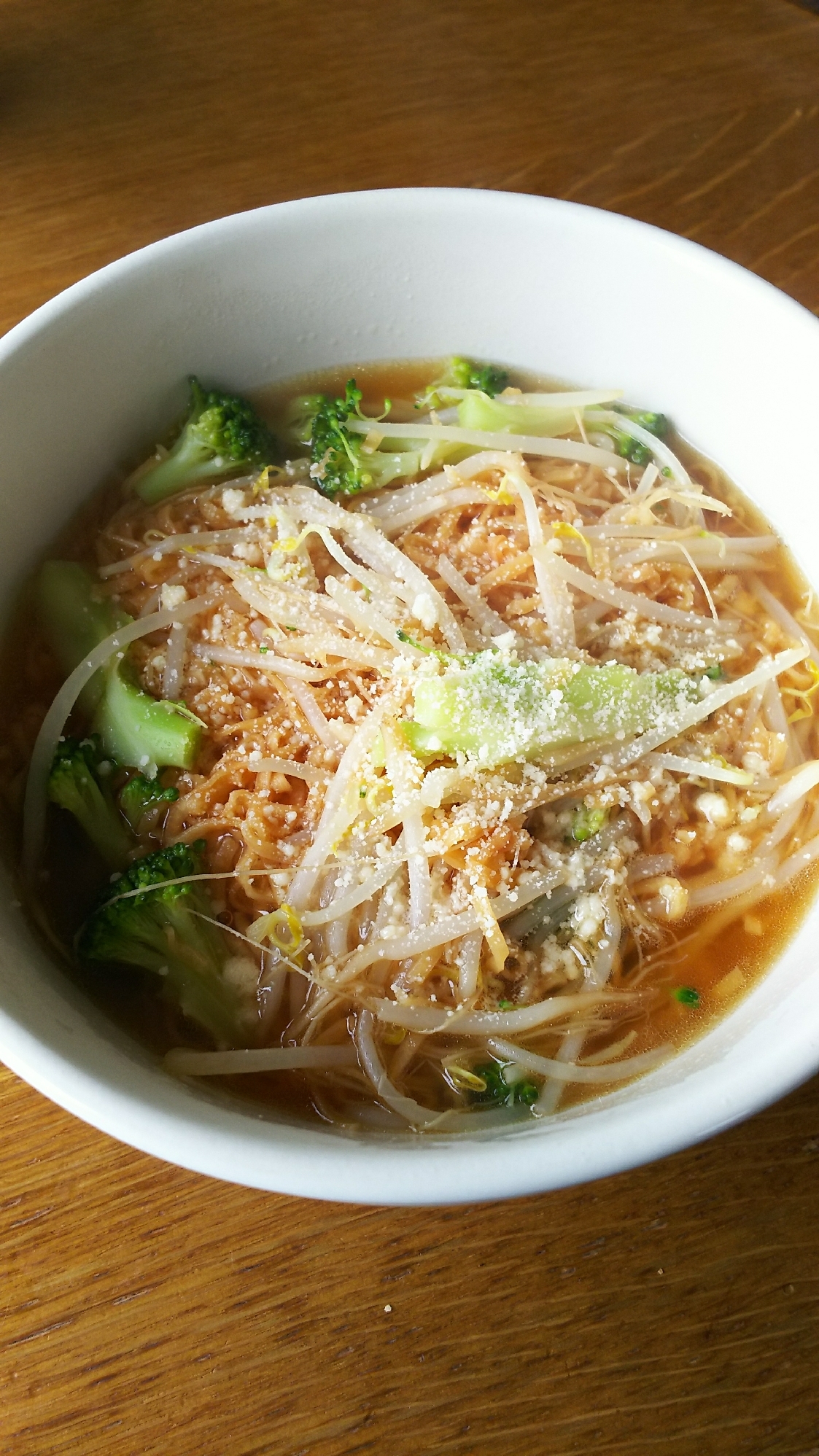 もやしとブロッコリーのチキンラーメン