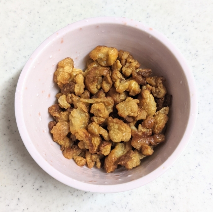 細かくしていた鶏皮があったので。
小さいですがカリカリッとして美味しい♪