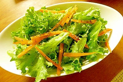 ピリッと胡椒が効いた☆リーフレタスと人参のサラダ♪