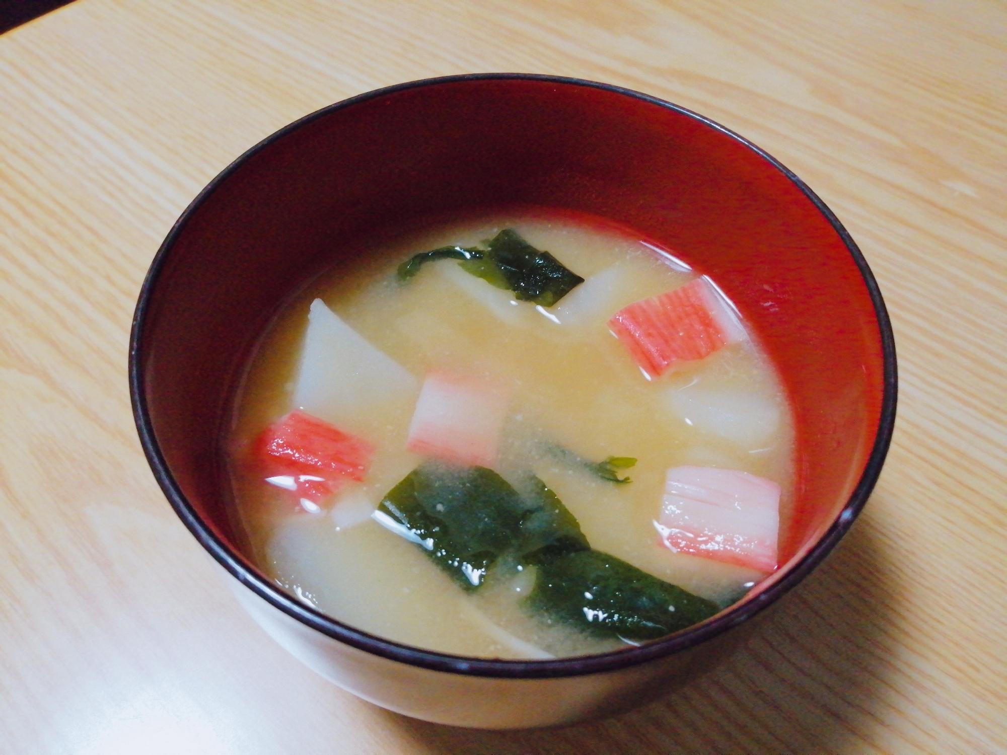 じゃがいもとカニカマとわかめの味噌汁