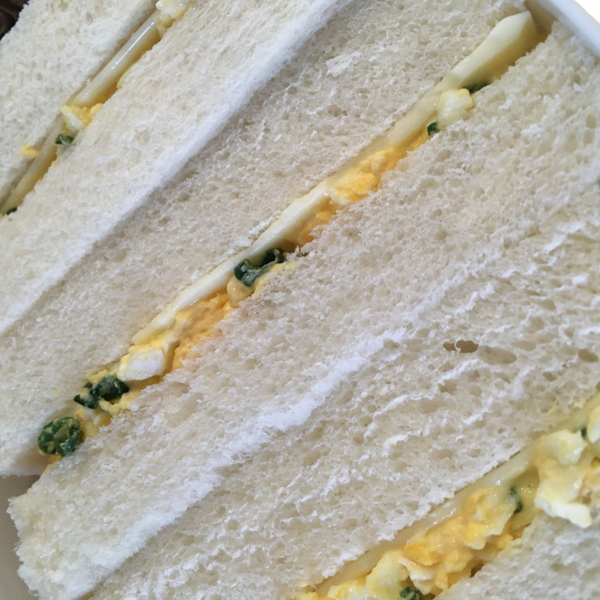 タルタルソースとチーズのサンドウィッチ