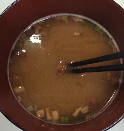 なめこの味噌汁（昆布だし）