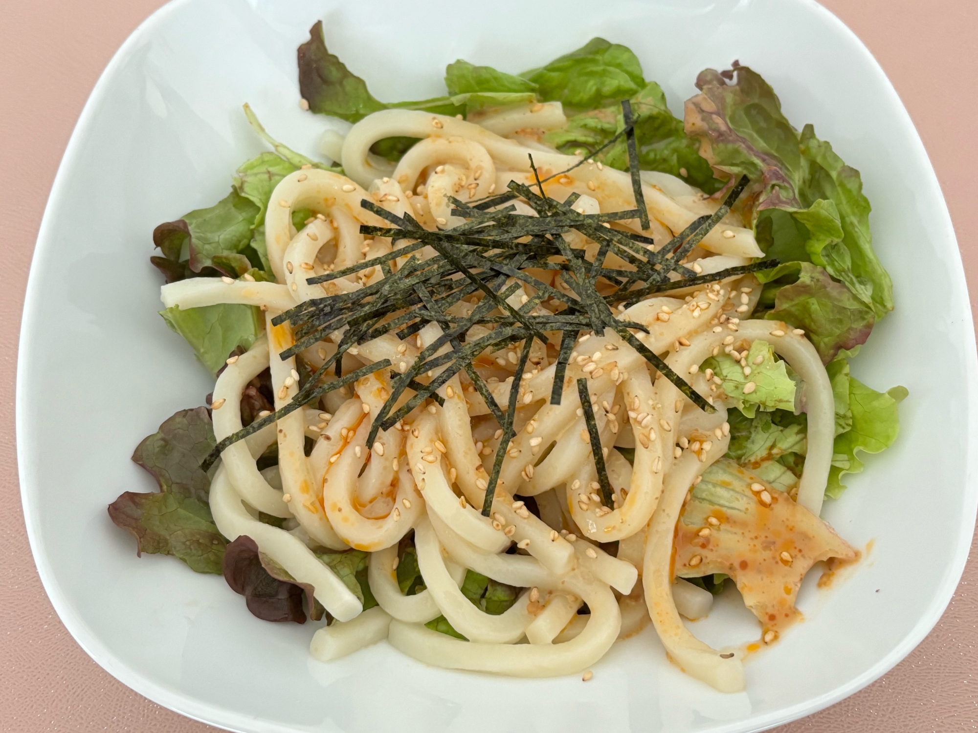 簡単美味しい！⭐️ピリ辛ゴマだれサラダうどん⭐️