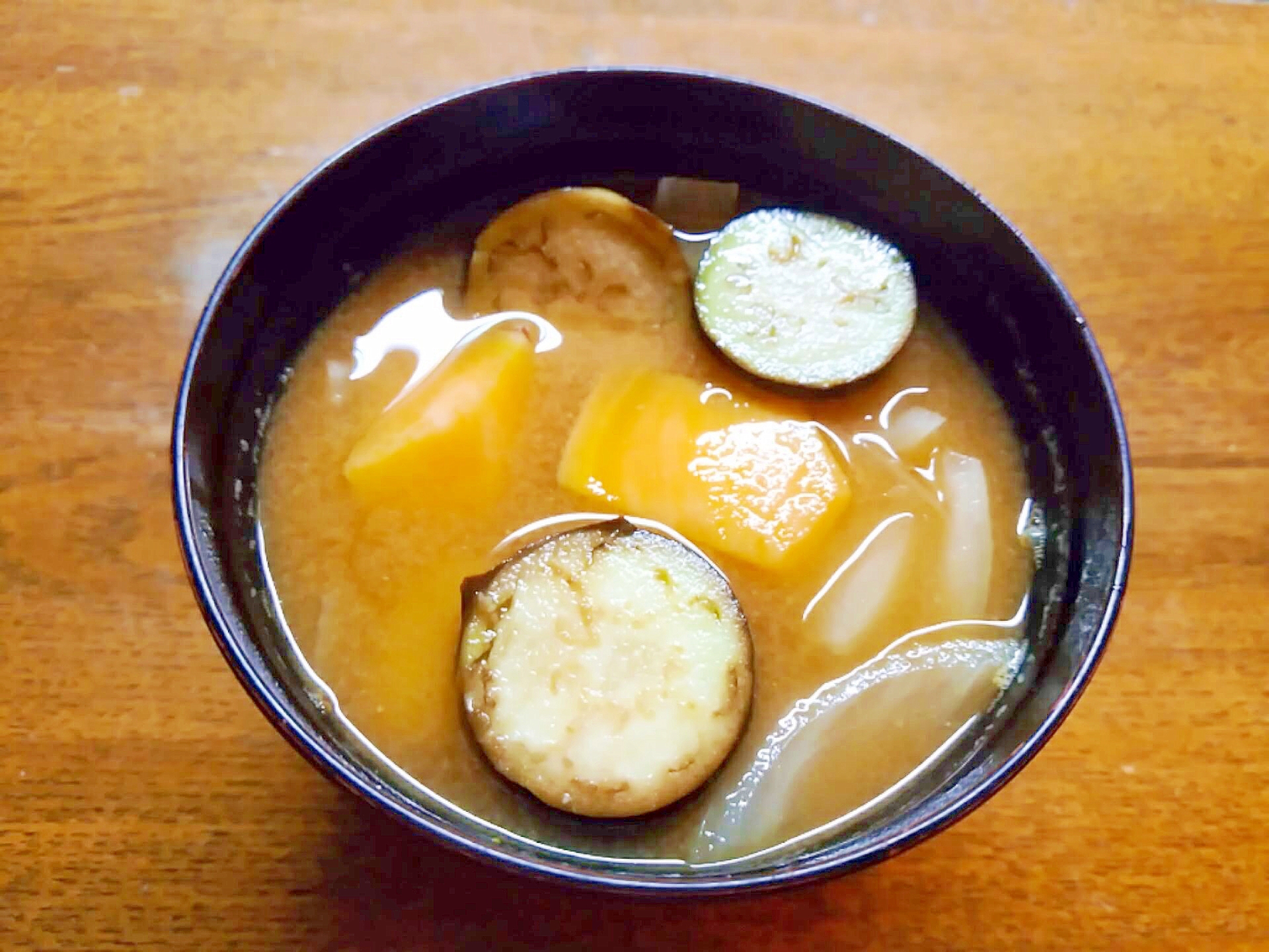 薩摩芋と小茄子と玉ねぎの味噌汁