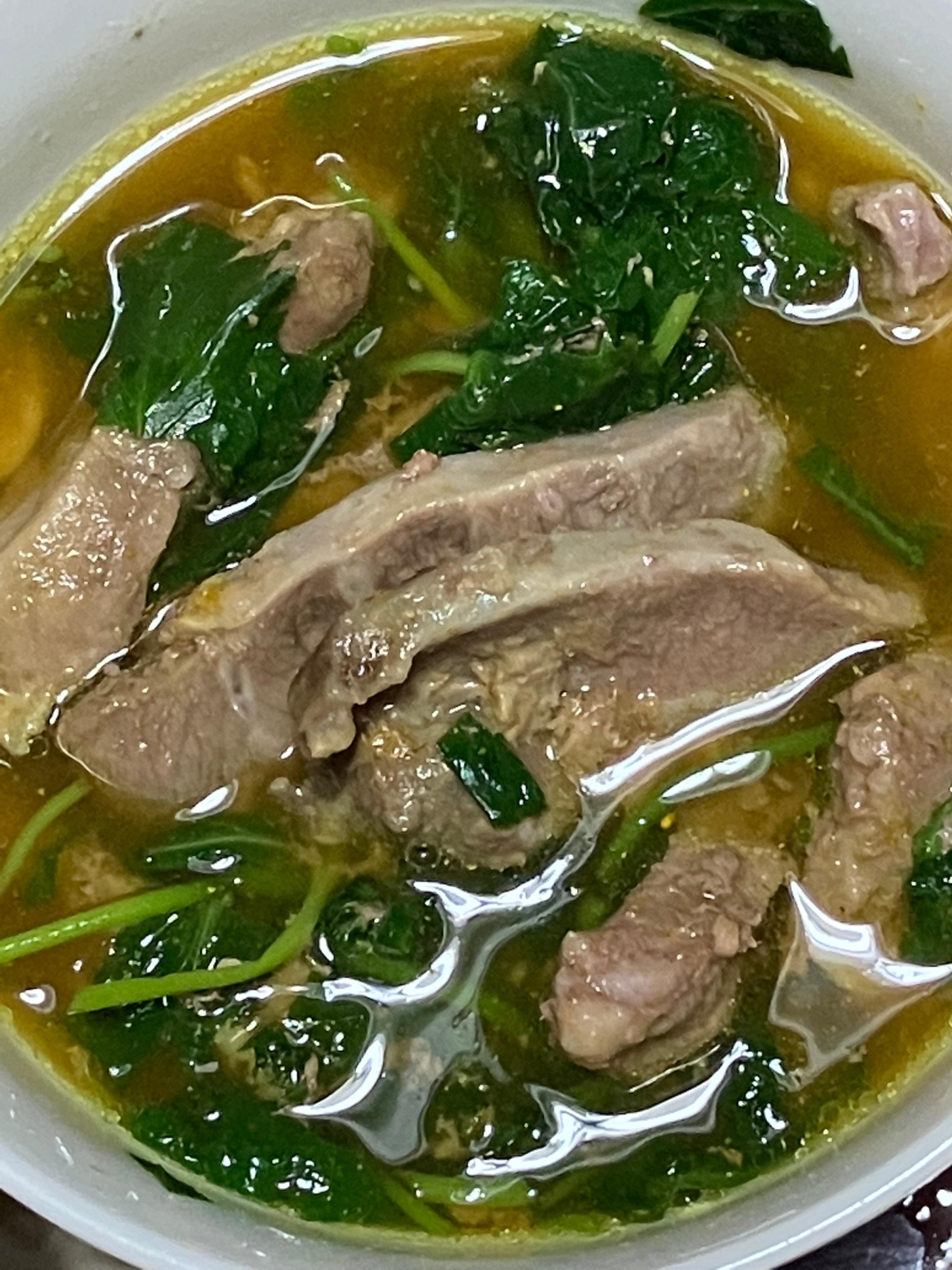 三つ葉と豚かしら肉のカレーしょうゆスープ