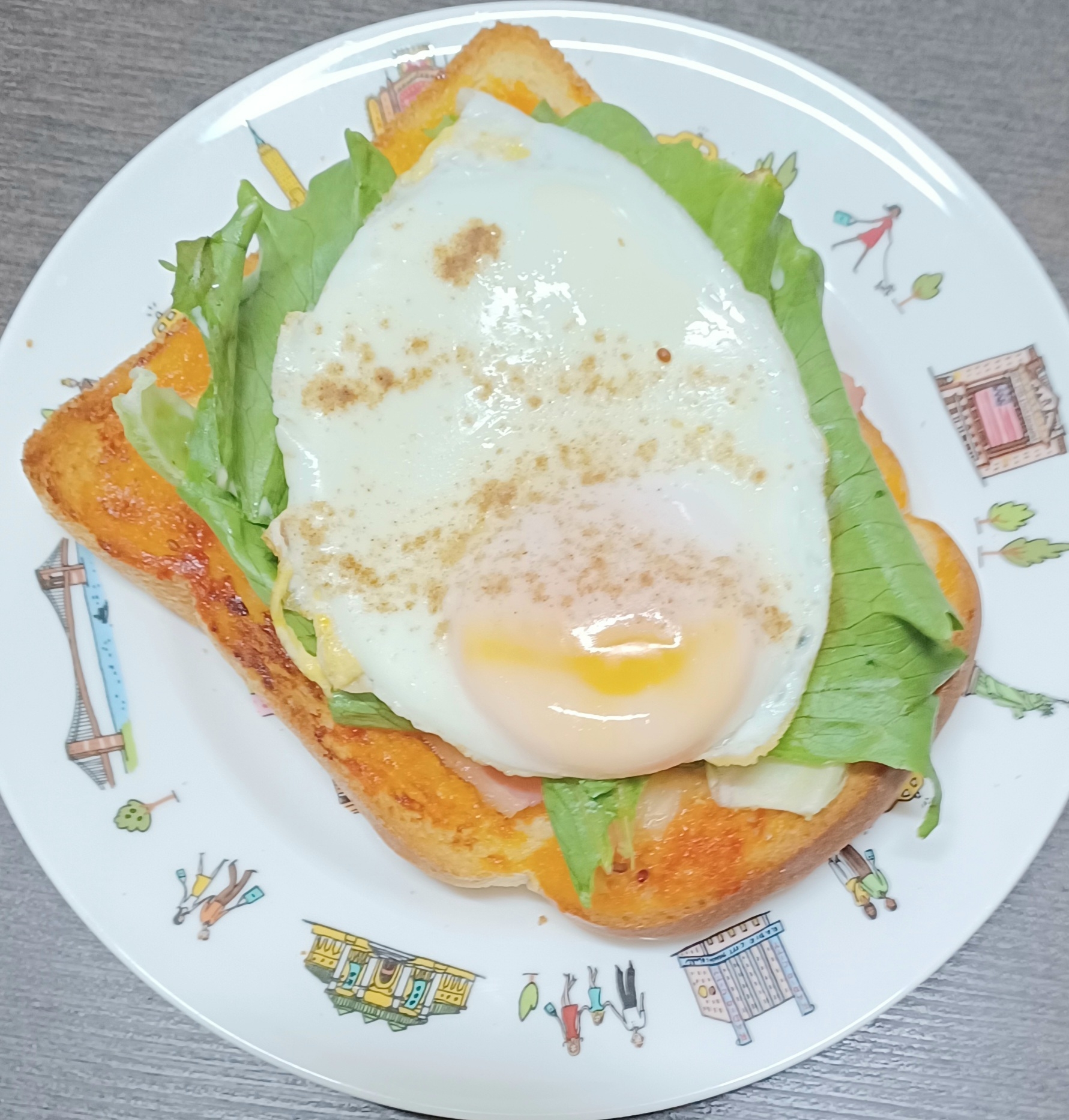 ♡目玉焼きとベーコンとレタスのオープンサンド♡