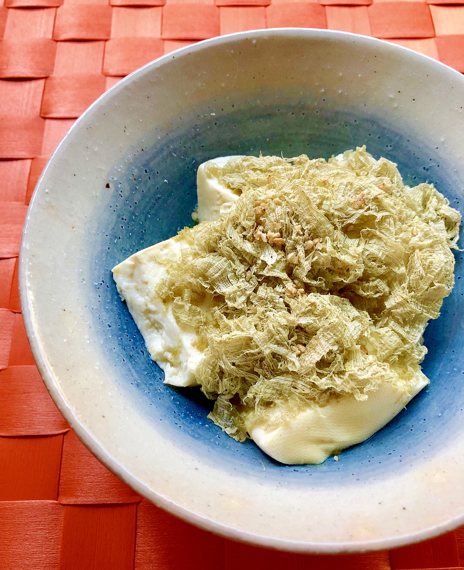 白と青の皿に盛り付けたくずし豆腐とろろ昆布のせ