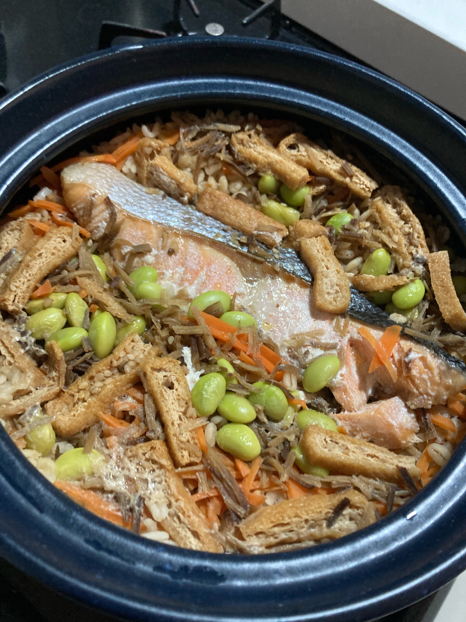 土鍋で具沢山鮭の炊き込みご飯
