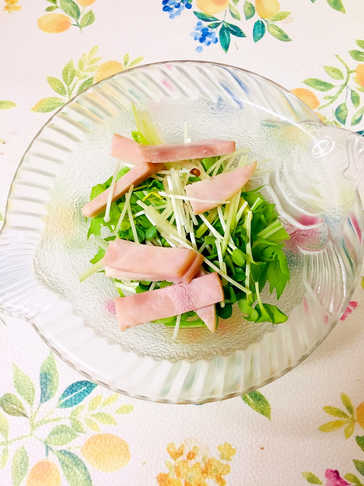 水菜とカイワレ大根とハムのあっさりサラダ