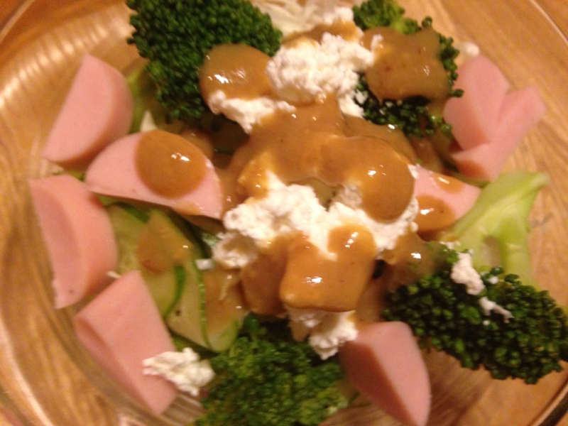 ブロッコリーときゅうりとソーセージとチーズのサラダ レシピ 作り方 By Tommeg12 楽天レシピ