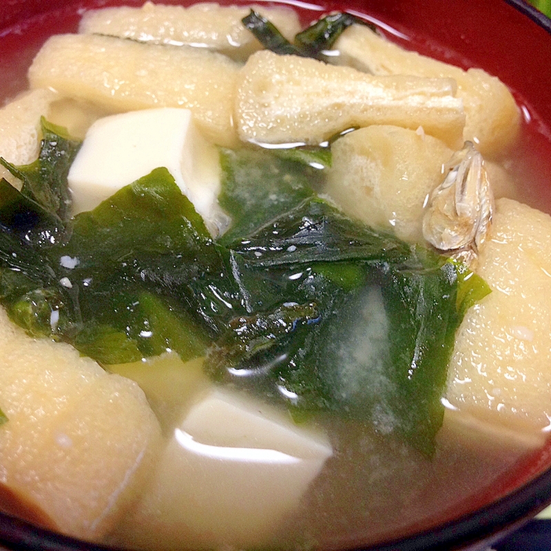 ふんわり油揚げとワカメ、豆腐の味噌汁