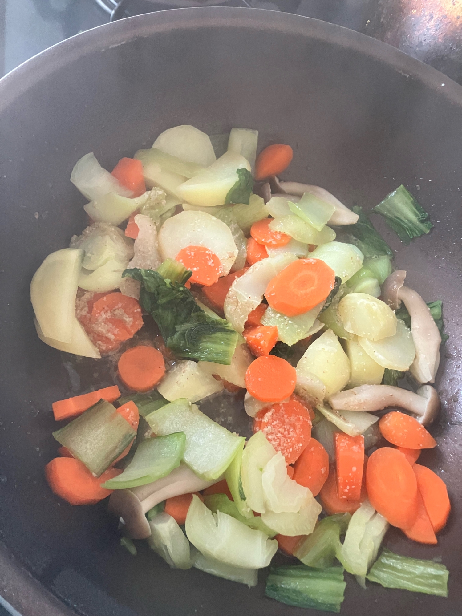 人参とじゃがいもとしめじと小松菜炒め