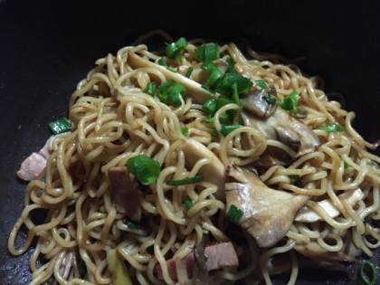 ハムと舞茸と葱のソース焼きそば