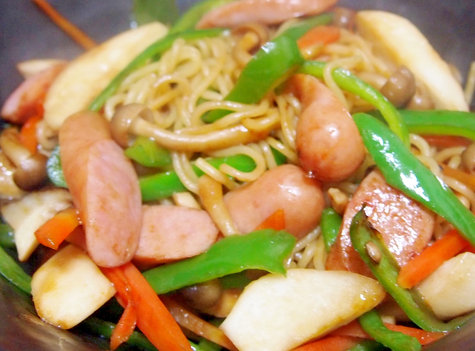 ソーセージとにんじんとピーマンとエリンギの焼きそば