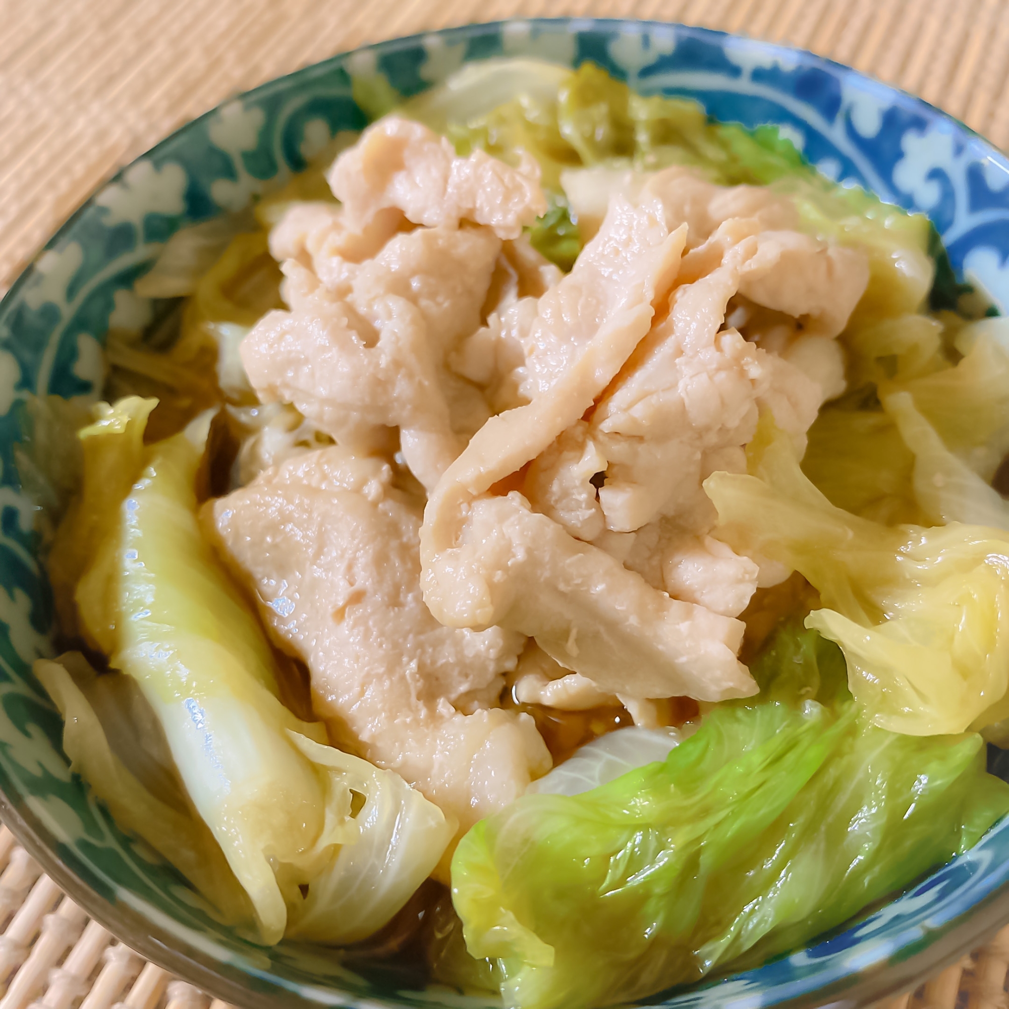 青いお皿に盛り付けられた豚こま肉のさっと煮