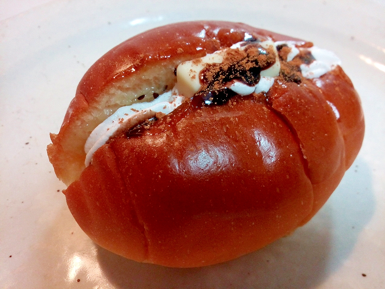 キウイジャム・ホイップ・ホワイトチョコのロールパン