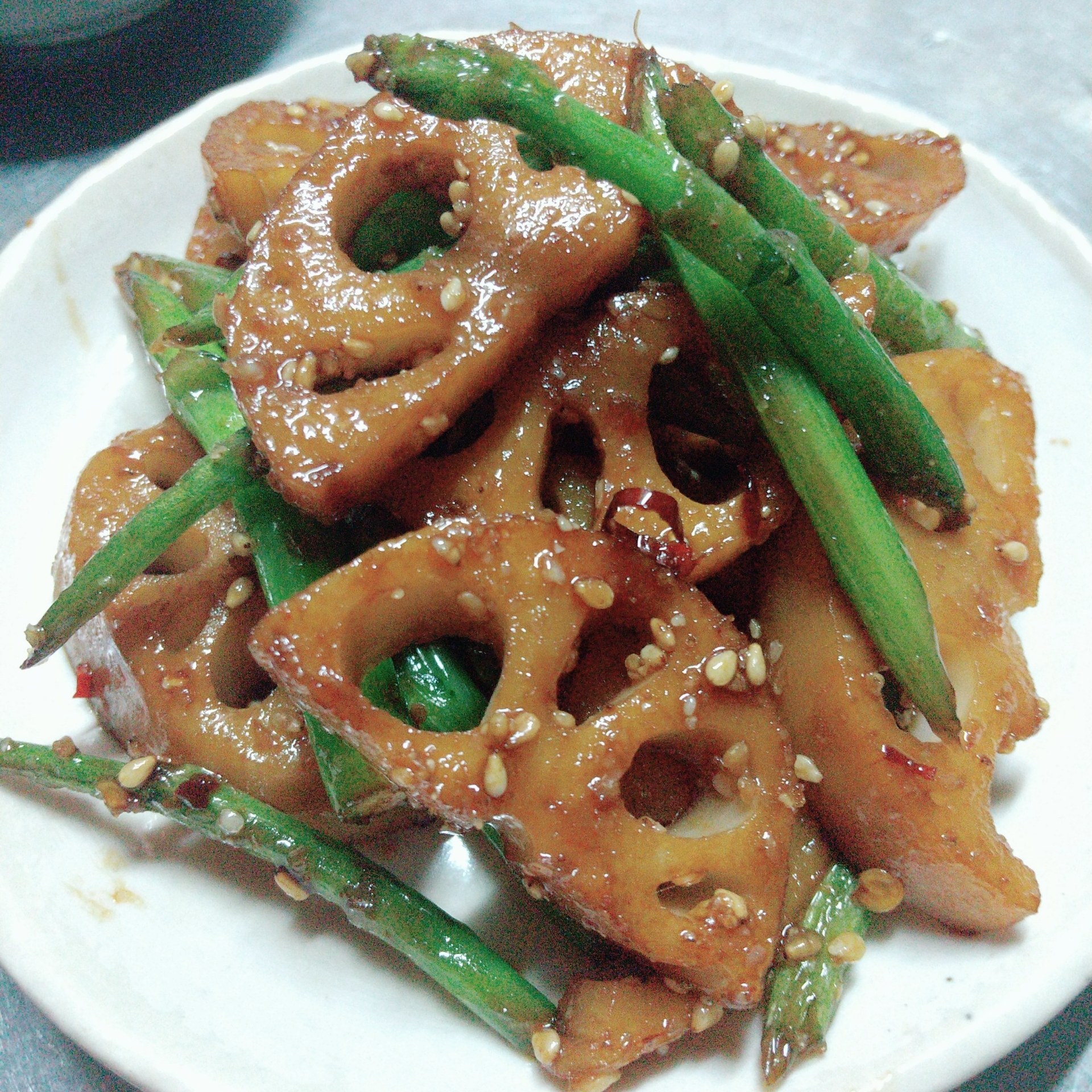 ピリ辛♪シャキシャキ蓮根と春菊の茎きんぴら