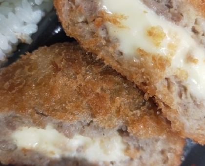 チーズとひき肉入りのコロッケ