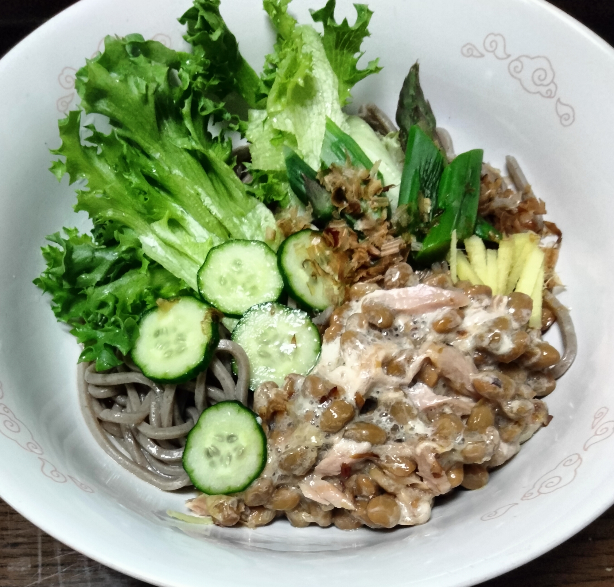 冷やしそば 納豆ツナマヨ野菜サラダのせて
