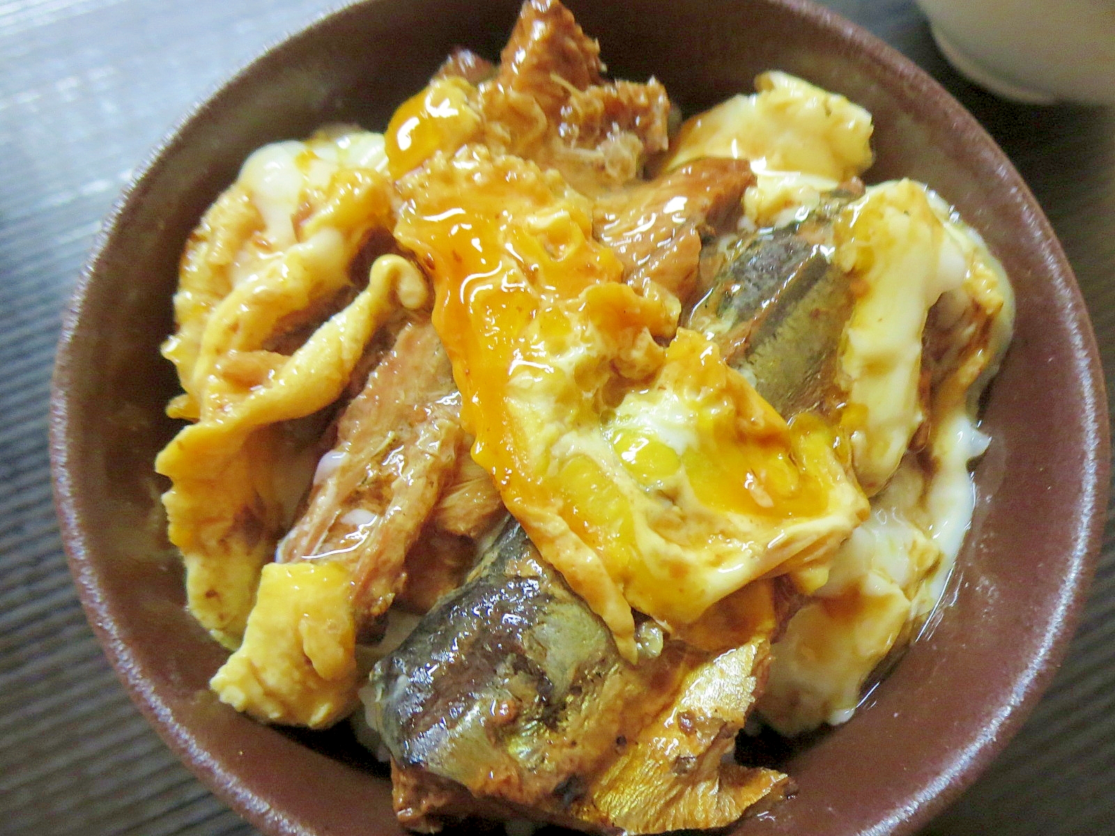 生姜風味のさんまのかば焼き卵丼