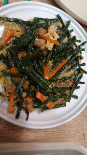 白い皿に盛り付けられたささげの卵とじ