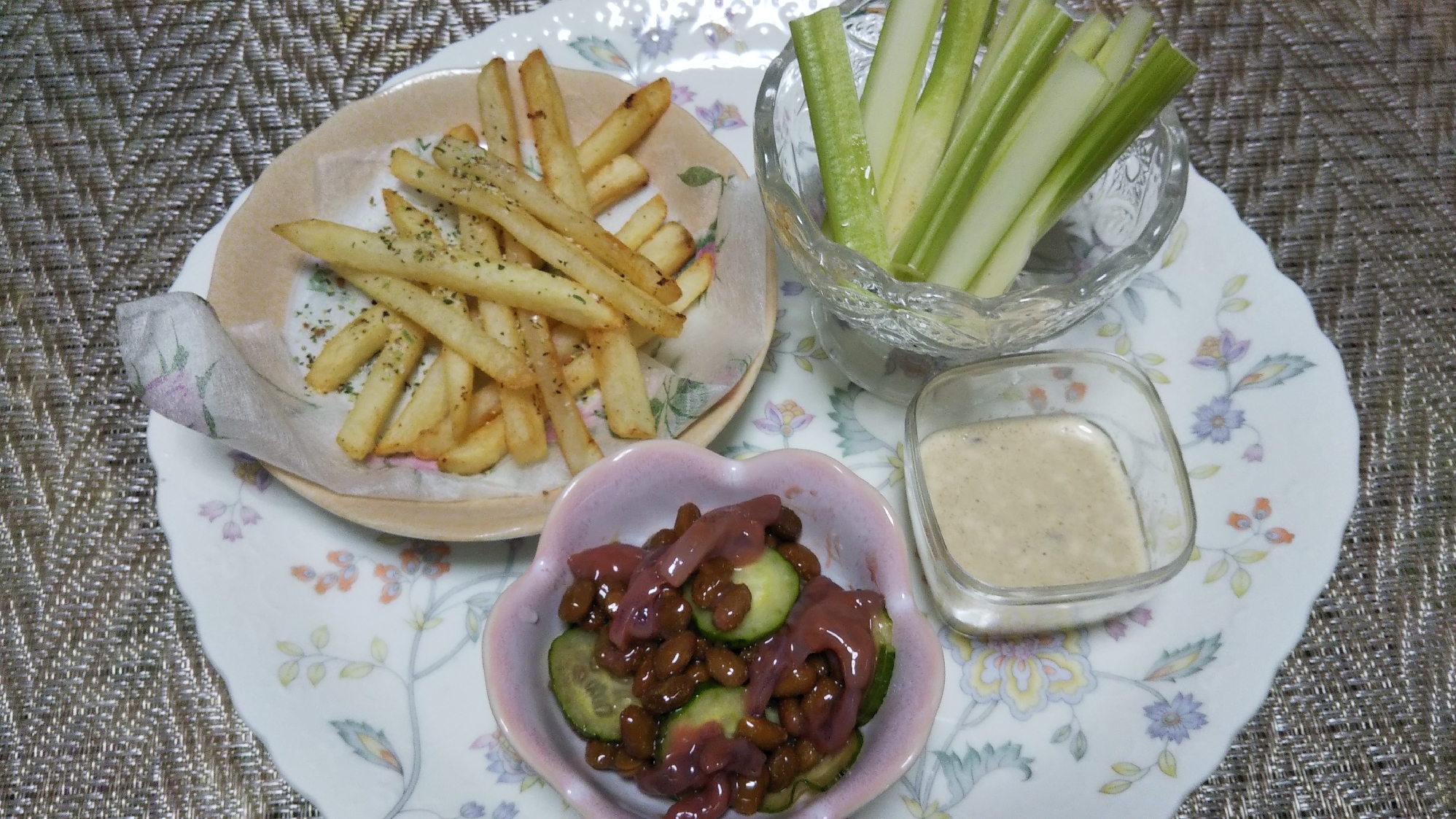 塩辛きゅうり納豆とフライドポテトとセロリスティック