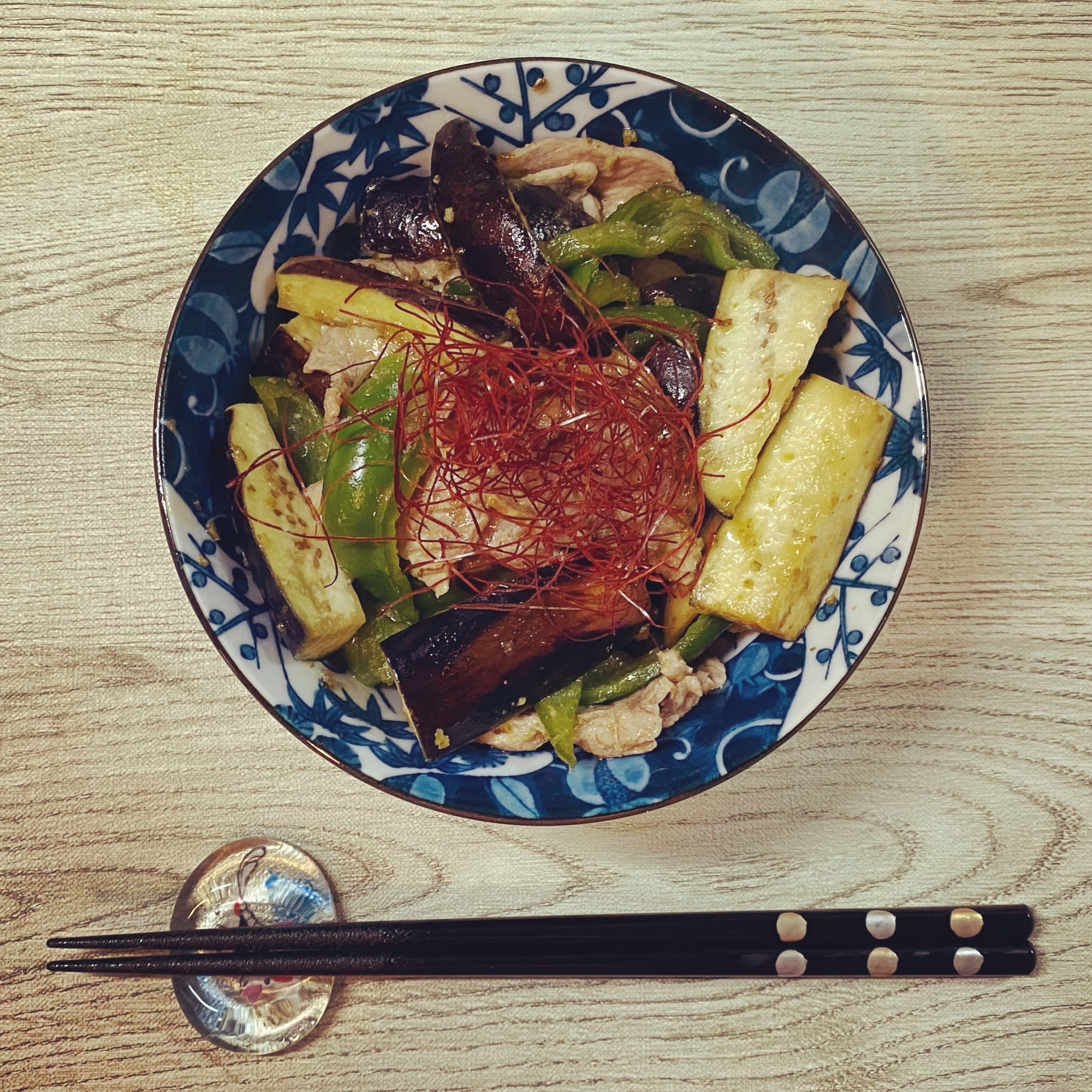 低糖質！茄子とピーマンと豚肉のかぼす胡椒炒め丼