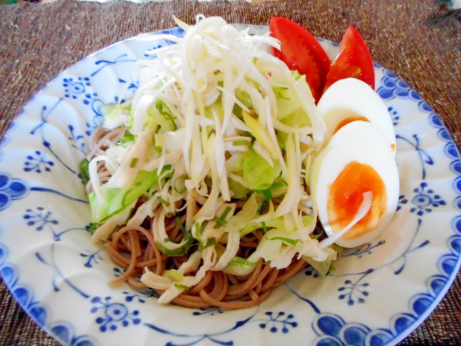 ゆで鶏とキャベツのくるみダレ冷やし蕎麦