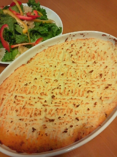 マッシュポテトに少し粉チーズを足してみました♪
ポテトにミートソースだなんて、子どもが大喜びでした(*^^*)