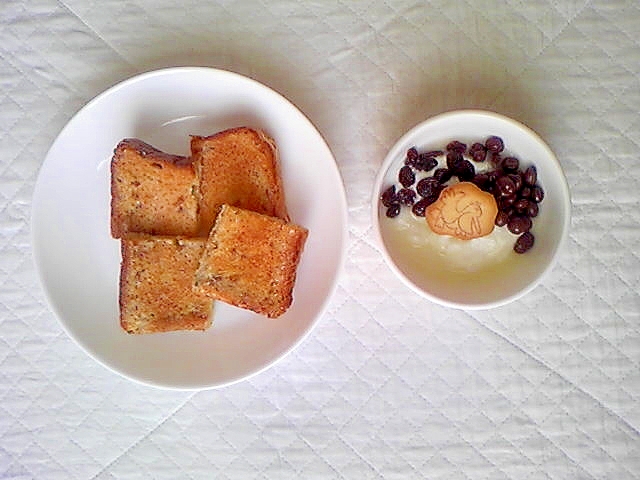 〈朝食〉ラスクと麦チョコ、レーズンのヨーグルト