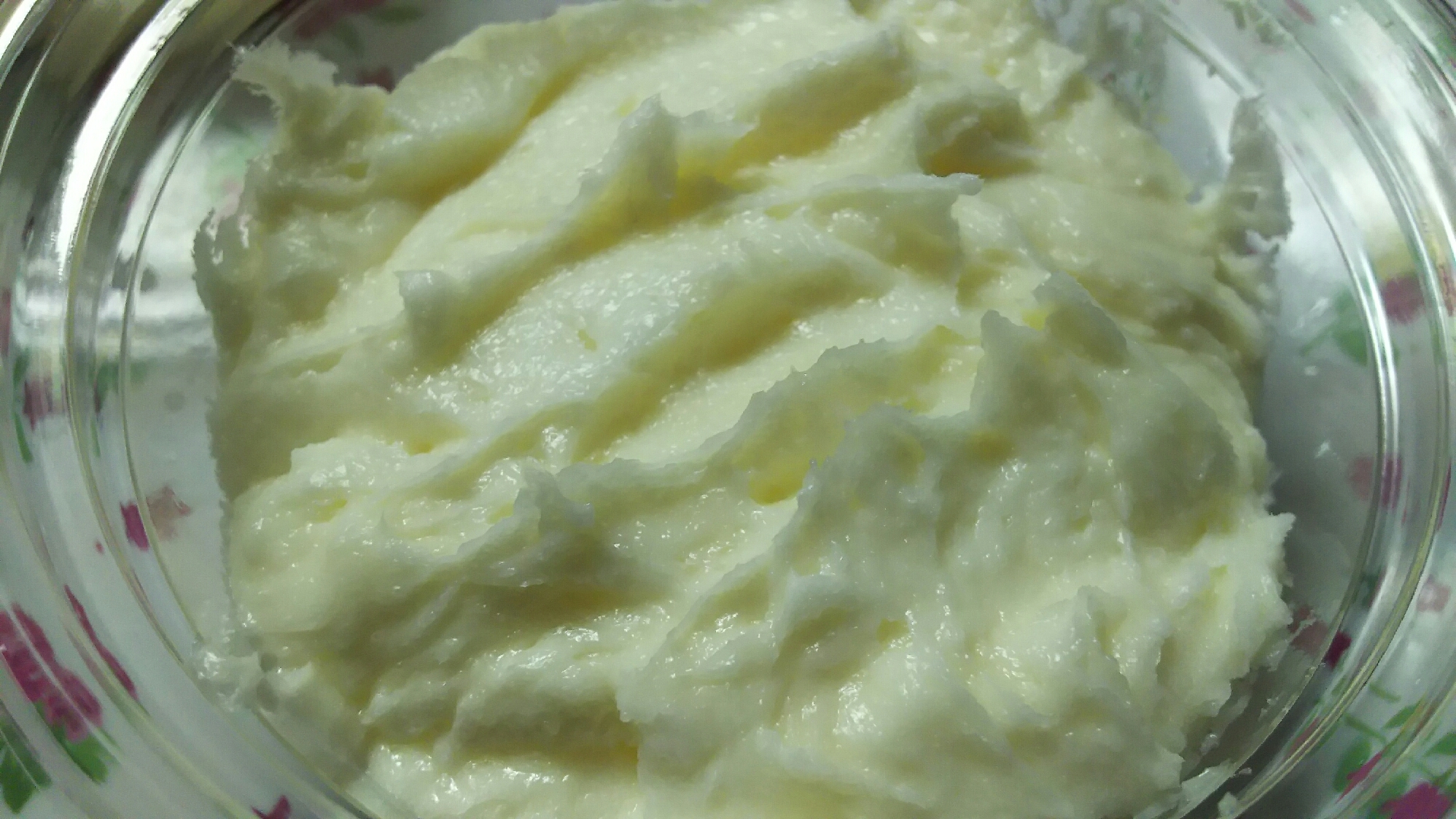 チーズ風味のバタークリーム風なクリーム。
