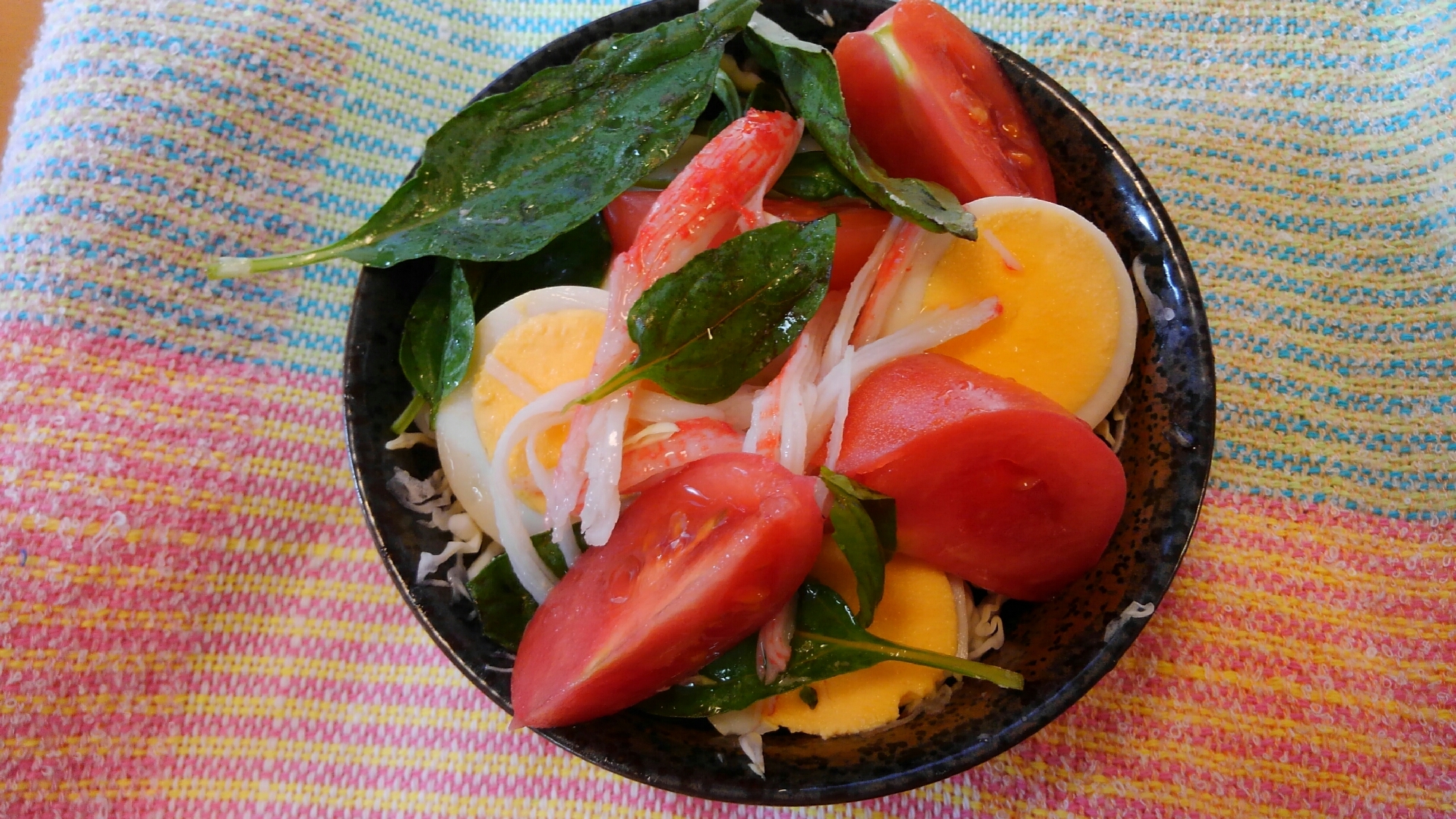 カニかまとゆで卵とトマトとバジルのサラダ(^o^)
