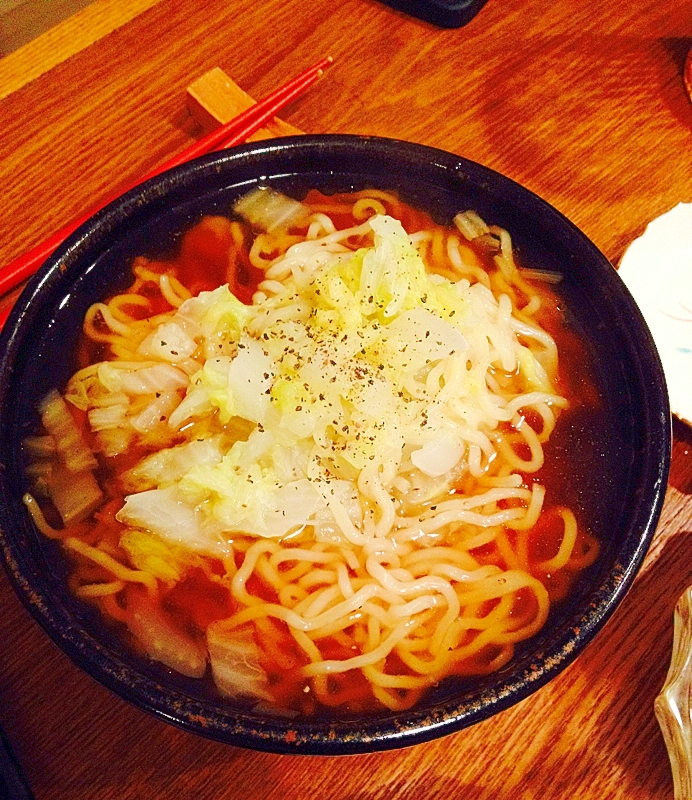 カブの葉と白菜入りのラーメン