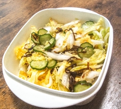 抱えて食べたい♡白菜ときゅうりの旨み塩昆布和え