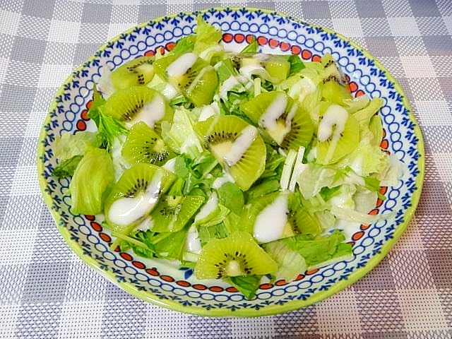 キウイと水菜レタスのグリーンサラダ