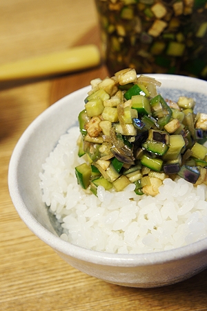 麺つゆで簡単♪夏野菜のダシ