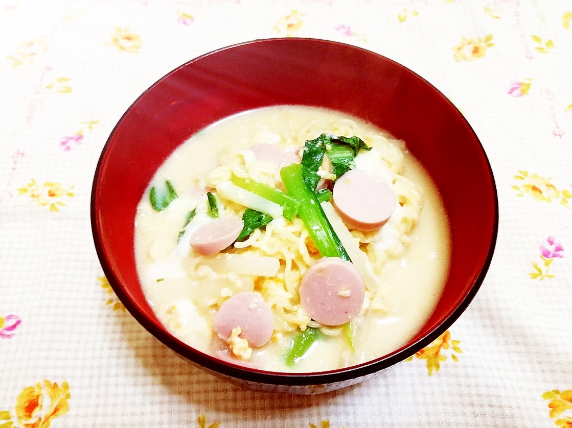 小松菜とソーセージの豆乳ラーメン