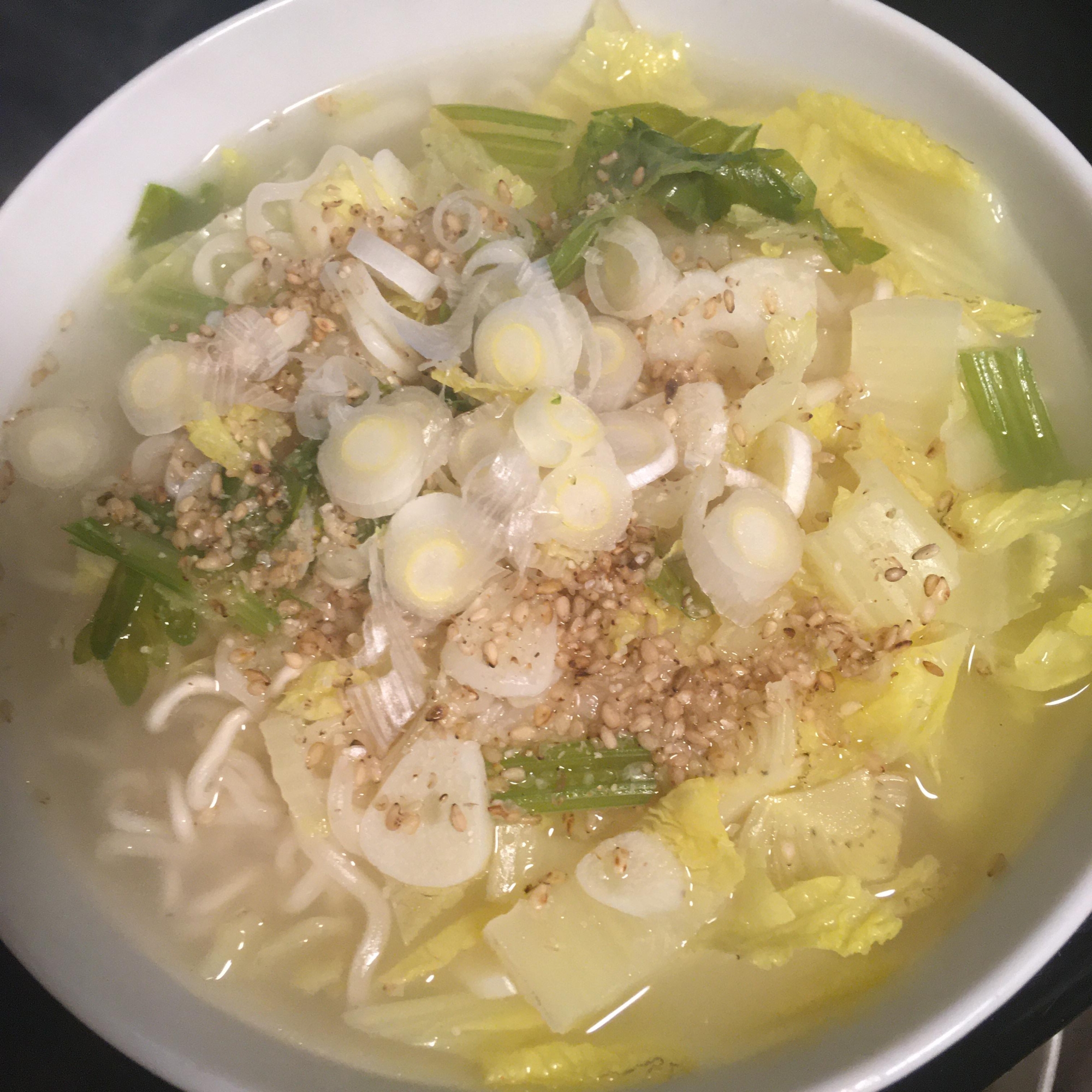 白菜、セロリ、にんにく、長ねぎの塩ラーメン