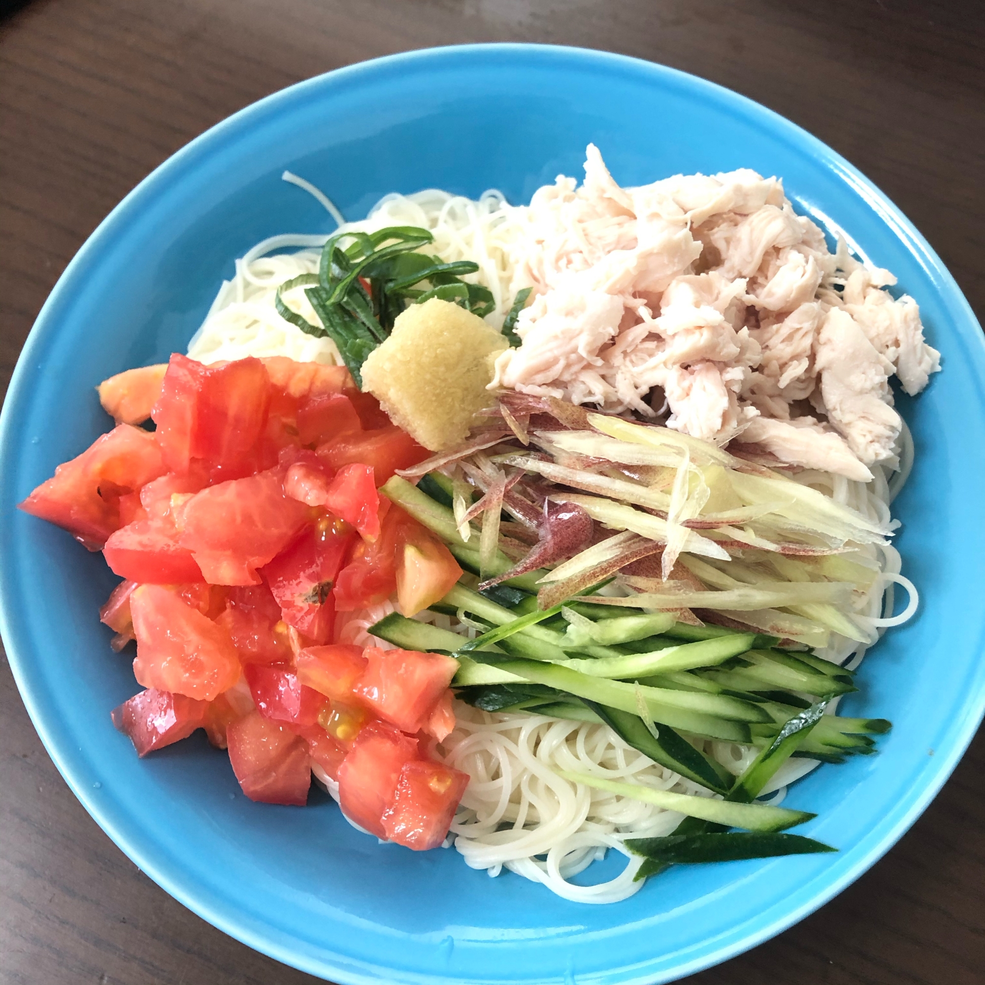 トッピングたっぷり！冷やしぶっかけそうめん