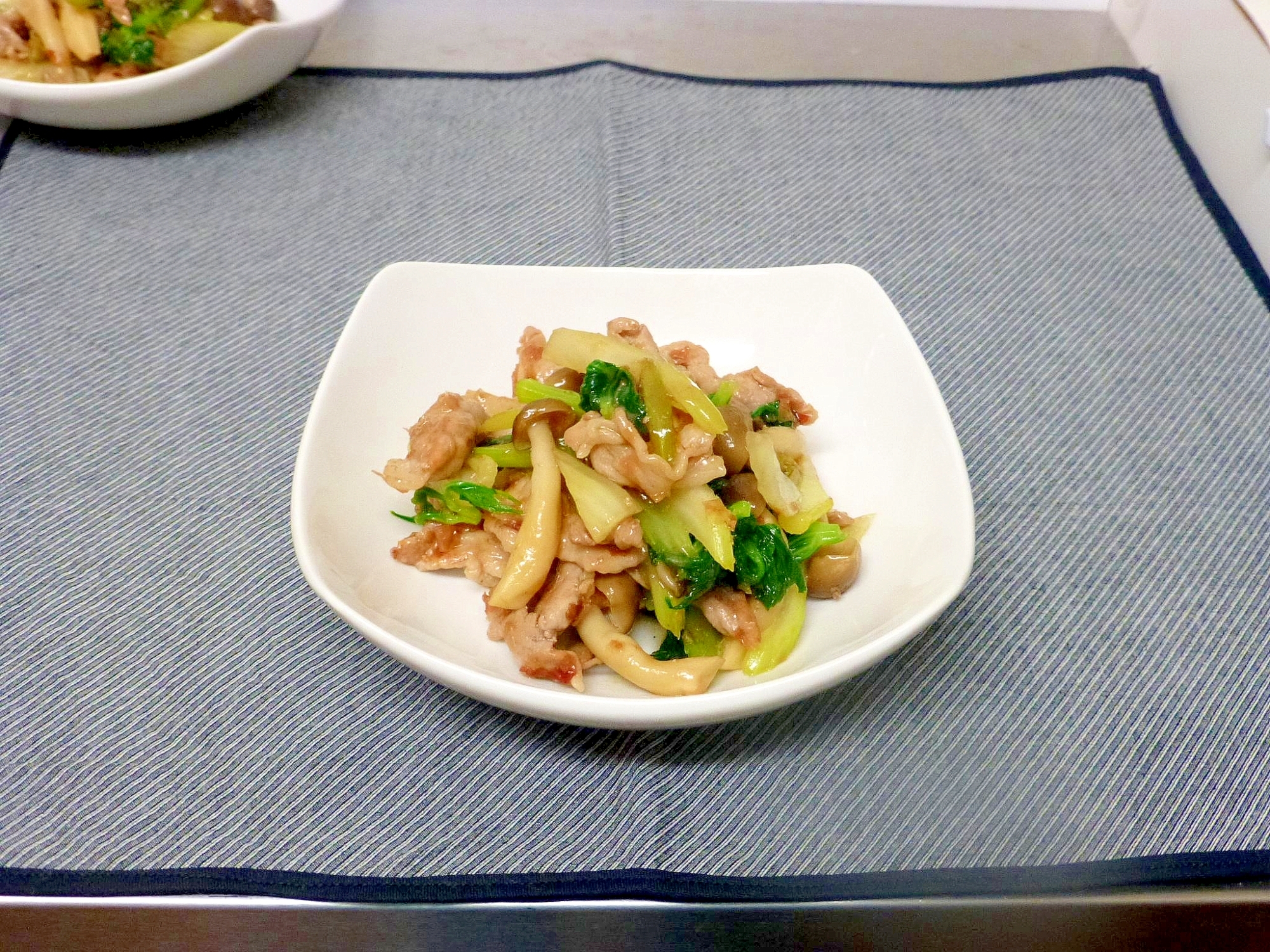 白い皿に盛り付けたセロリの葉のおかか炒め