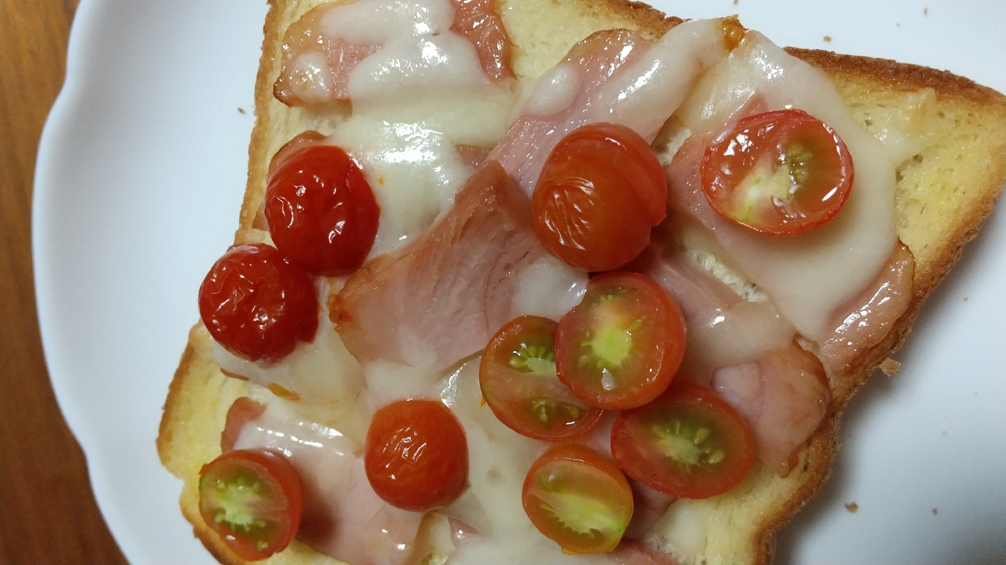 ベーコンチーズミニトマトトースト