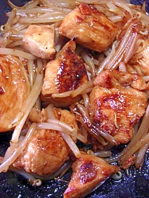 安くできる もやしと鶏むね肉のにんにく生姜ソテー