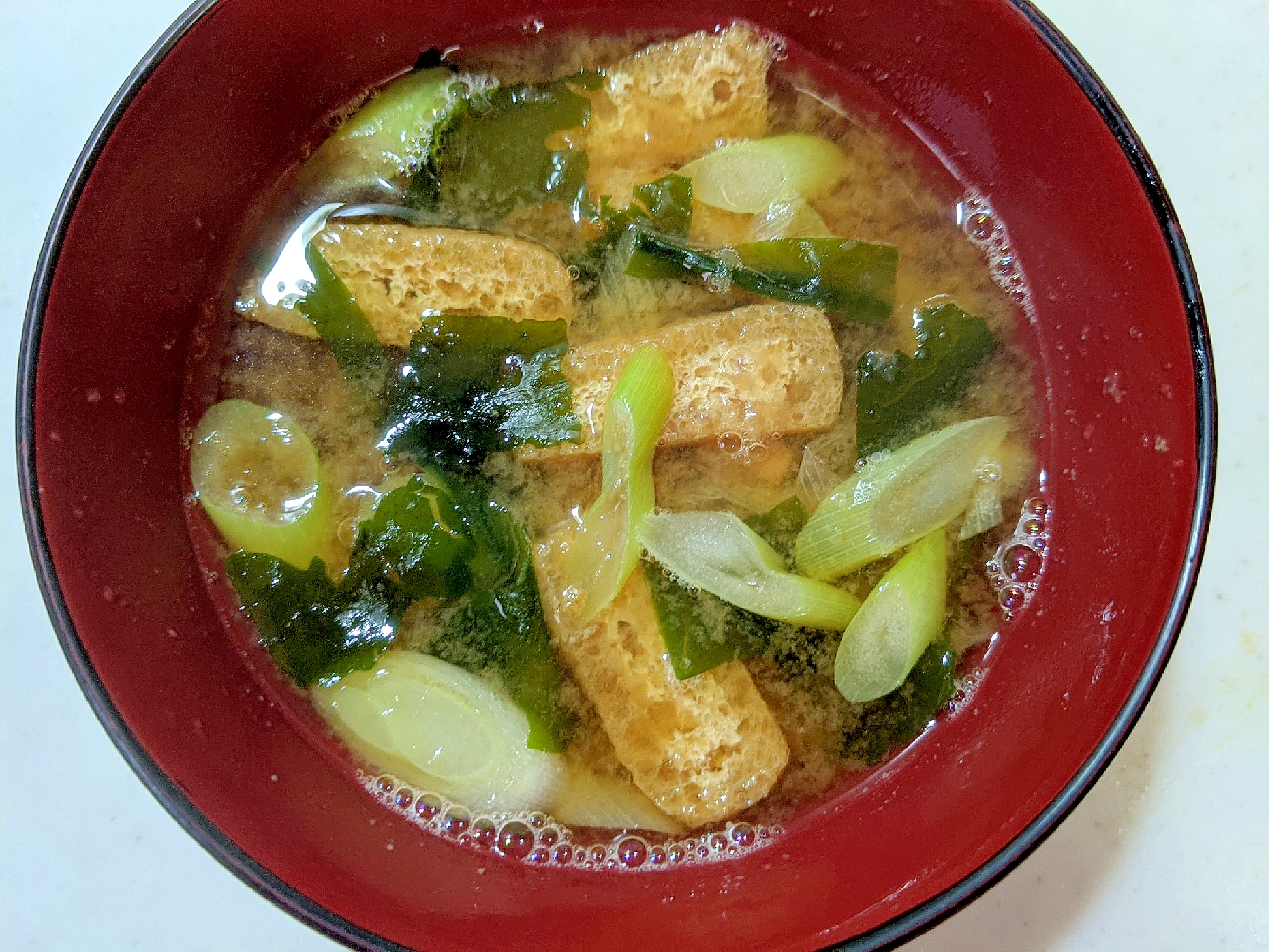 長ネギと油揚げ、ワカメの味噌汁