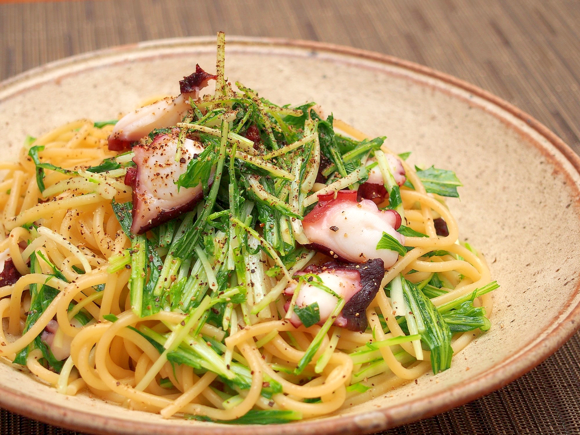 ピリリと美味しい！水菜とタコのパスタ