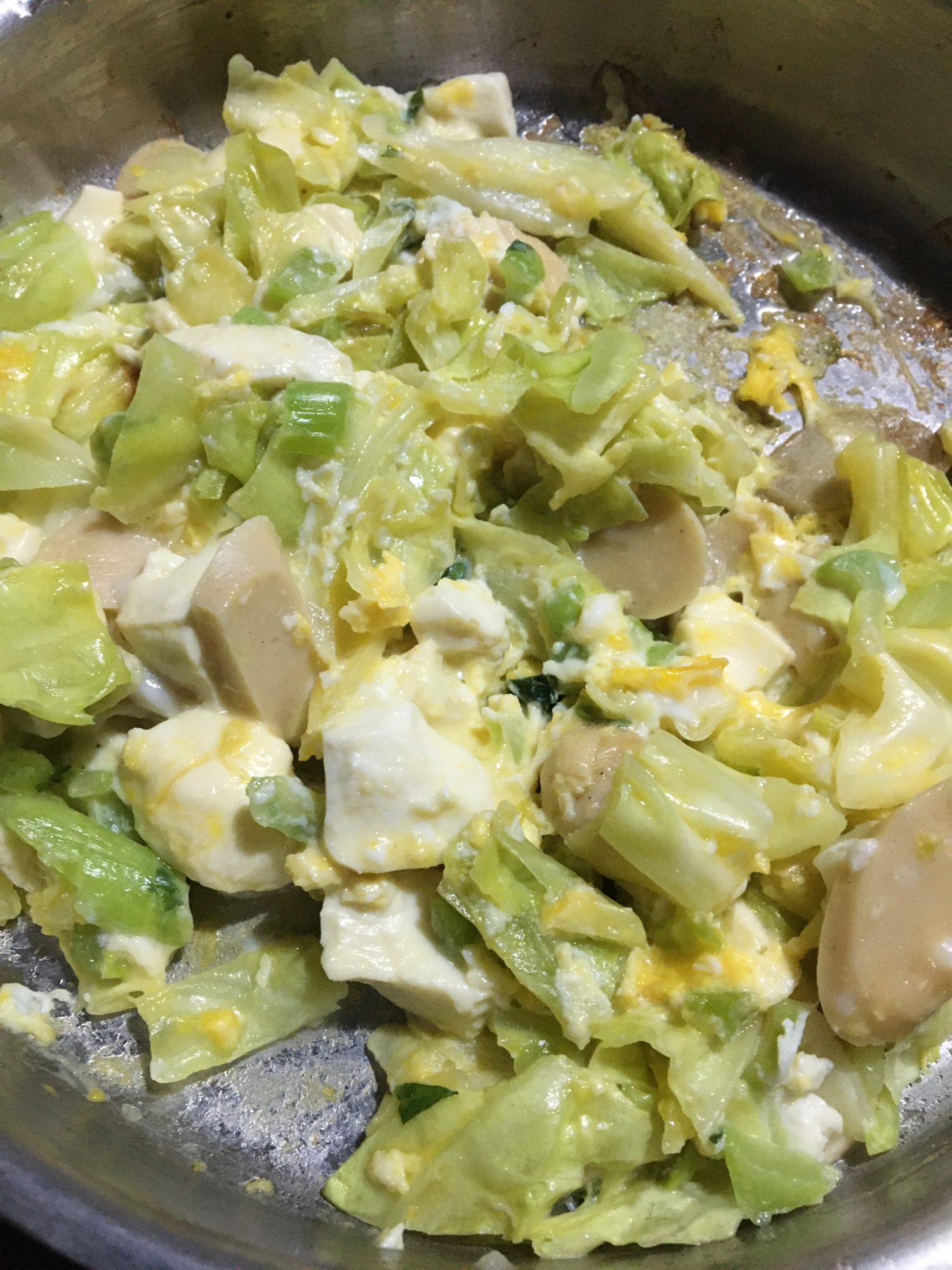 キャベツと魚肉ソーセージの豆腐でカサ増し卵炒め