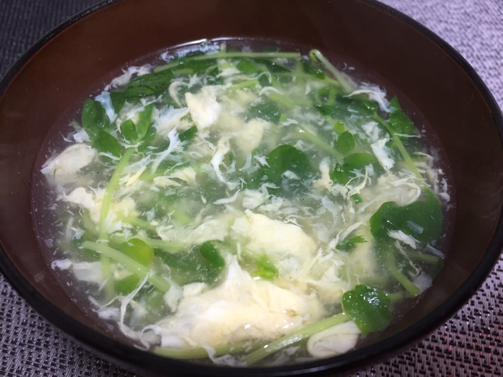 豆苗と卵の中華スープ