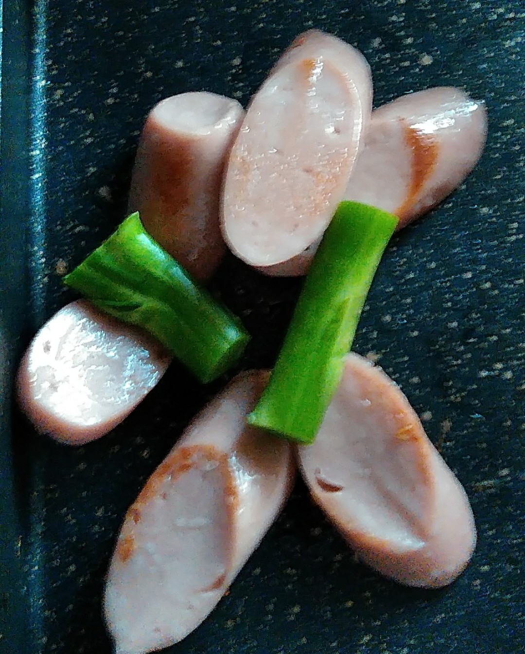 魚肉ソーセージとスティックセニョールの炒め物