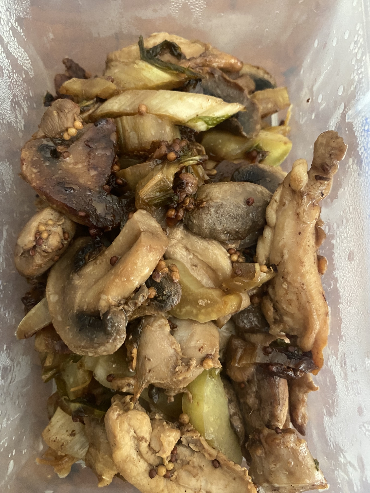 カリフラワーの葉、マッシュルーム、鶏肉で炒め物